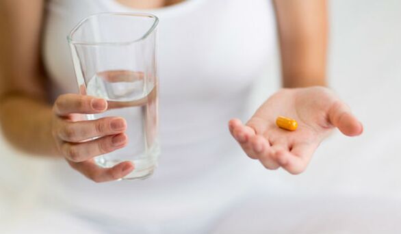 tomando comprimidos para prevenir vermes