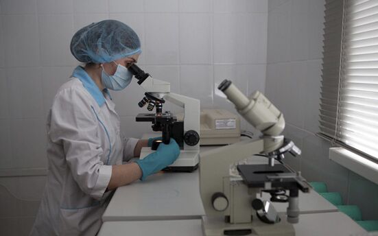 A microhelmintoscopia pode detectar parasitas nas fezes