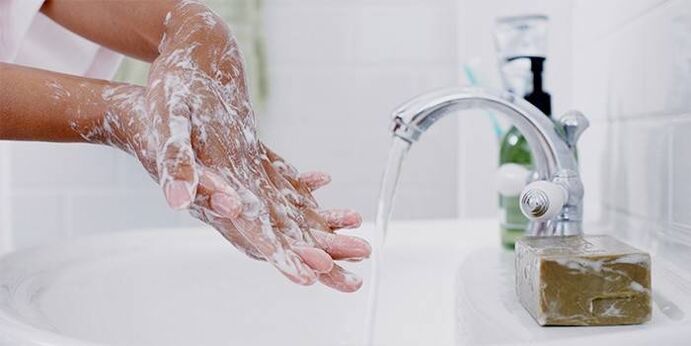 lavar as mãos com sabão para evitar vermes