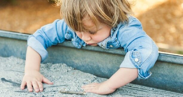 a criança brinca na caixa de areia e se infecta com vermes