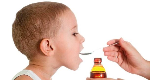 suspensão para o tratamento de vermes em uma criança